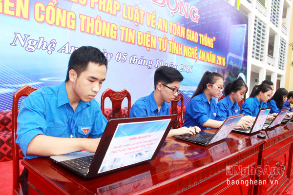 Học sinh Nghệ An tham gia cuộc thi trực tuyến trên Cổng thông tin điện tử của tỉnh