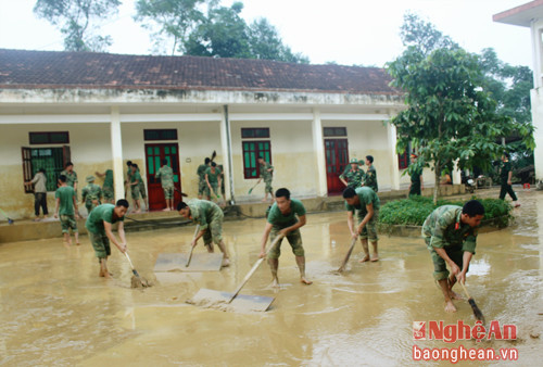 Cán bộ chiến sỹ Sư đoàn 324, Quân khu 4 giúp dân tổng dọn về sinh trường tiểu học xã Gia Phố, huyện Hương Khê.