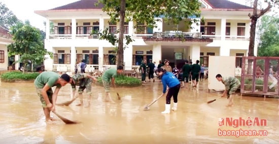 Các lực lượng chức năng giúp nhân dân vùng ngập lũ thau dọn, vệ sinh ngay khi nước đang rút. 
