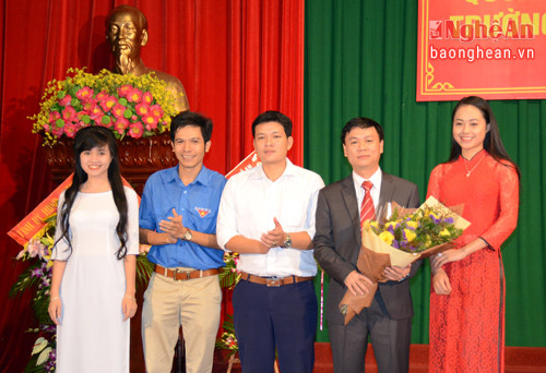 Cán bộ giáo viên, sinh viên Trường Cao đẳng Sư phạm Nghệ An tặng hoa chúc mừng PGS.TS Lưu Tiến Hưng.