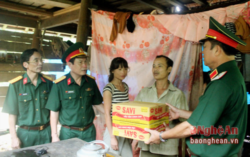  Đồng chí Thiếu tướng Nguyễn Hữu Truyền phó tham trưởng Quân khu tặng quà gia đình anh Trần Văn Sinh thôn Bình Phúc, xã Lộc Yên, huyện Hương Khê.