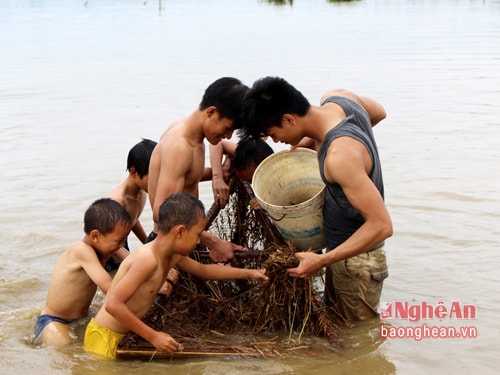 Đi nhủi cua thường đông người, đủ già trẻ,nhủi ở đâu là huyên náo, rộn rã ở đó, nhưng phần đông là thanh, thiếu niên. Trên những đồng nước lớn, sâu, chỉ có thanh niên mới nhủi được. Buổi trưa hàng ngày là thời gian người đi nhủi đông nhất. Nhủi cua ở đâu là ở đó vui như ngày hội vì tập trung đông đủ thanh niên, trẻ em trong làng, kẻ nhủi, người xem.