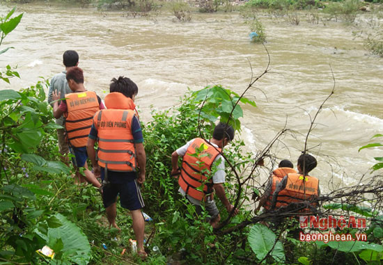 Lực lượng BĐBP tham gia tìm kiếm thi thể bà Sơn. (ảnh chụp ngày 17/10)