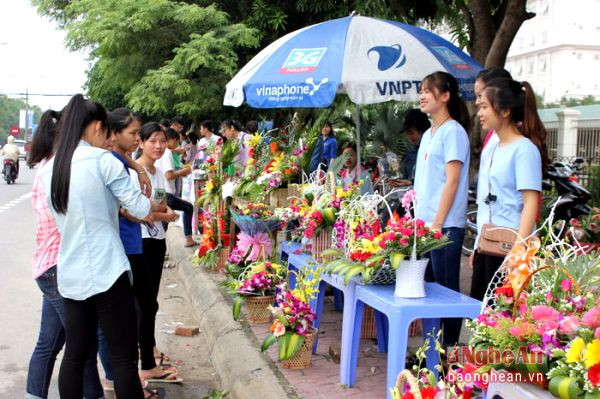 Trước cổng Trường Đại học Vinh những ngày này, nhộn nhịp cảnh các sinh viên chào mời khách mua hoa nhân dịp 20/10. Với mục đích bán hoa gây quỹ để ủng hộ đồng bào đang bị lũ lụt, hàng trăm sinh viên với các nhóm, hội khác nhau đang tích cực làm tốt công việc thiện nguyện này.