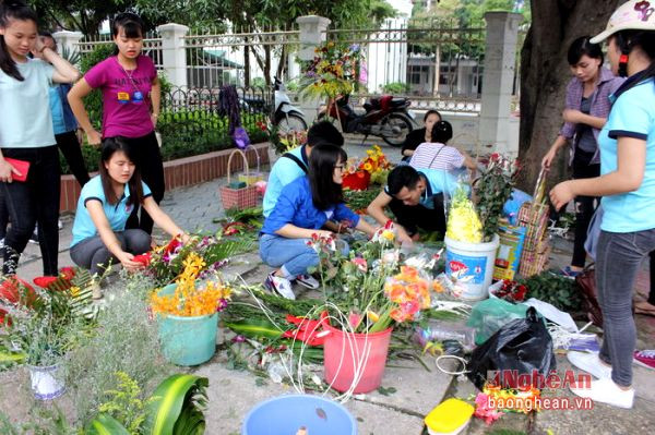  Đa số sinh viên ở đây đều đã là sinh viên năm cuối. Họ vừa muốn có một kỷ niệm đáng nhớ để lại sau khi rời trường, nhưng trên hết là gửi tấm lòng nhỏ bé của mình tới những hoàn cảnh khó khăn đang bị lũ lụt.