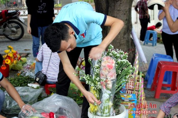 Mỗi thành viên một công việc, những anh chàng thường ngày tưởng như khô khan nhưng lại tỏ ra khéo léo trong việc chuẩn bị hoa cho các bạn nữ cắm vào lẵng.