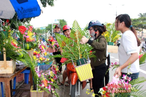 Có khá đông khách mua hoa ghé qua các bạn sinh viên để mua hoa tặng người thân của mình.