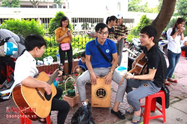 Thậm chí, để thu hút người mua, các bạn nhóm Du ca khoa Luật Vita Vun mang cả đàn, trống đến ca hát. Trưởng nhóm Trương Minh Cường cho hay, nhóm sẽ lấy số tiền bán hoa được trong đợt này cùng với các đợt trước đó mà nhóm đã có được để gây quỹ từ thiện nhằm ủng hộ các hoàn cảnh khó khăn ở miền Tây Nghệ An.