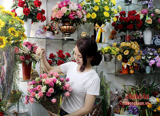 Xu hướng năm nay hoa khô, hoa lụa, hoa nến … cũng được nhiều người lựa chọn làm quà tặng dịp lễ 20/10. Chủ cửa hàng trên đường Kim Đồng cho biết, giá mỗi bình hoa lụa có giá khá cao, trung bình từ 400 – 600 nghìn
