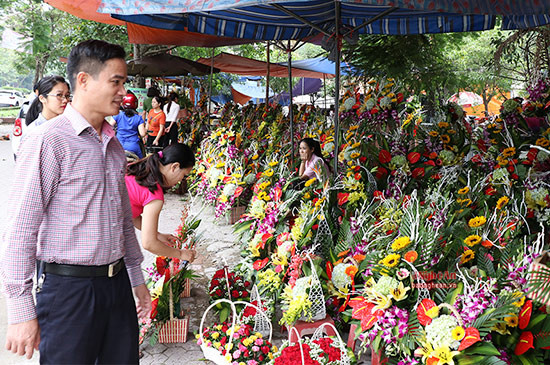 Hoa tươi vẫn được nhiều người ưu tiên lựa chọn làm quà tặng trong dịp lễ Ngày Phụ nữ Việt Nam nên thị trường mặt hàng này rất sôi động. Nhiều chủ cửa hàng hoa cho biết, dù mới đầu dịp lễ nhưng sức mua đã tăng lên gần gấp đôi so với ngày thường.