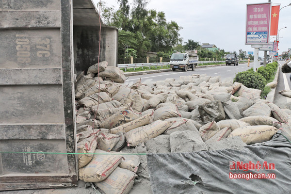 Hai xe va chạm, xe tải chở xi măng đổ tràn ra đường.