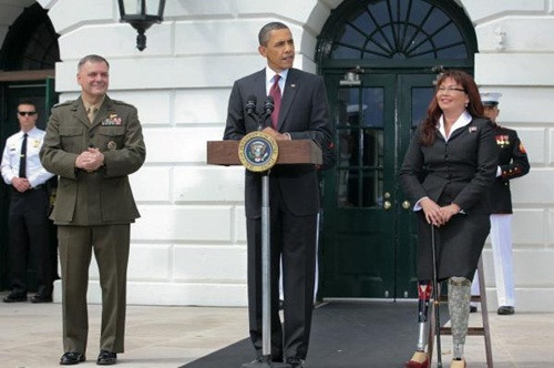 Ông Cartwright (trái) đứng cạnh Tổng thống Mỹ Barack Obama