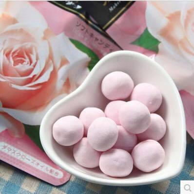 Viên kẹo hoa hồng Collagen Kracie hay “Kẹo Hàm Hương” được cho là  giúp chị em sẽ tỏa ra mùi thơm của hoa hồng...