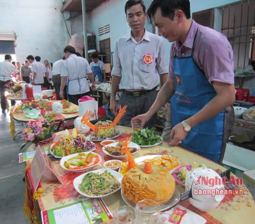 Những món ăn hấp dẫn được các quý ông đầu tư chế biến.