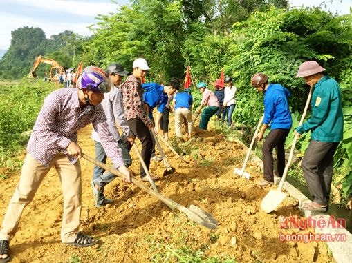 Làm đường giao thông nông thôn ở huyện miền núi Quỳ Châu