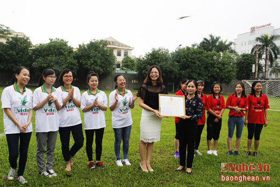 Tặng bằng khen của Liên đoàn Lao động tỉnh cho đồng chí Cao Thị Thanh Thủy.