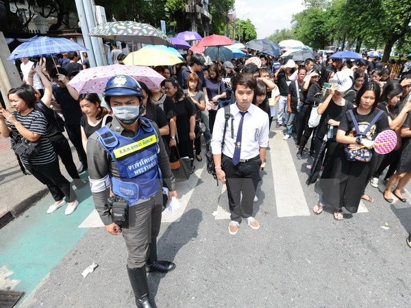 Người dân Thái Lan đến viếng Nhà vua Bhumibol Adulyadej tại Hoàng cung ở thủ đô Bangkok ngày 15/10. (Nguồn: THX/TTXVN)