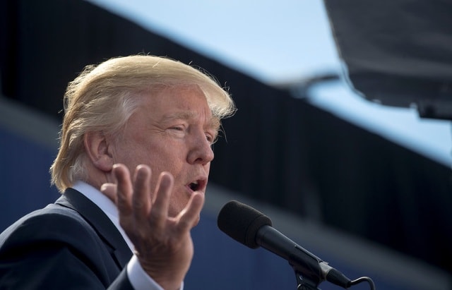 Ứng viên Donald Trump cho rằng, Tổng thống Obama và ứng viên Clinton đã quá hung hăng và cố chấp đối với Tổng thống Nga Putin. Ảnh: New York Times.