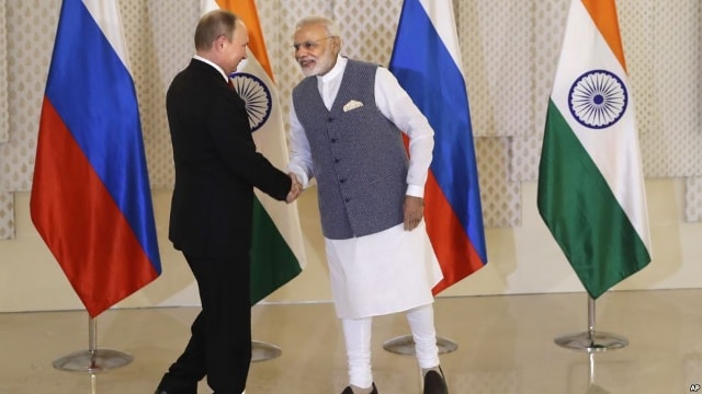 Thủ tướng Ấn Độ Narendra Modi (phải) bắt tay với Tổng thống Nga Vladimir Putin trước cuộc họp song phương tại Ấn Độ, ngày 15/10. Ảnh: AP.