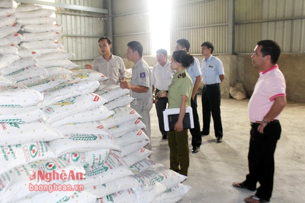 Đoàn thanh tra liên ngành tỉnh kiểm tra chất lượng phân bón tại Nhà máy sản xuất phân bón thuộc Tổng Công ty CP VTNN Nghệ An