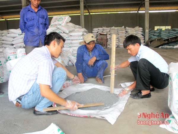 Đoàn kiểm tra lấy mẫu phân bón của Nhà máy sản xuất phân bón và dịch vụ nông nghiệp (Công ty TNHH MTV 1/5 Nghệ An) để kiểm định chất lượng.