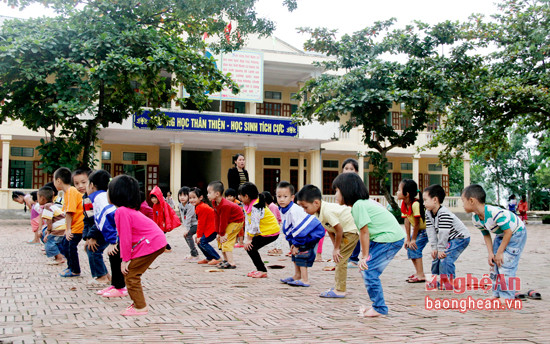 Học sinh Trường Tiểu học Hợp Thành (Yên Thành) trong giờ tập thể dục.