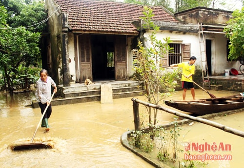 Người dân xóm 7 xã Hưng Lợi dọn vệ sinh trong khi nước lũ rút.