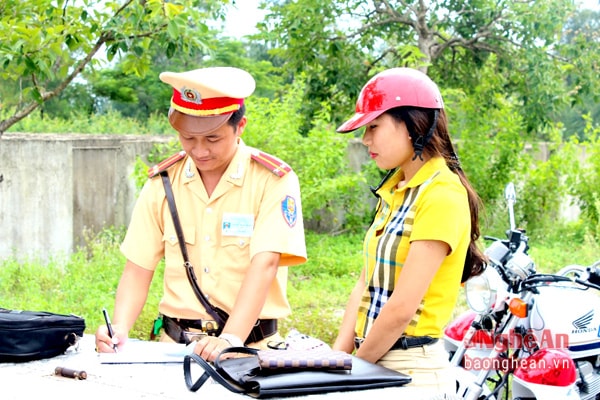 CSGT Công an TX Cửa Lò lập biên bản người vi phạm giao thông