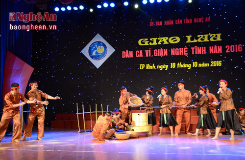 Trong đêm giao lưu, 3 CLB dân ca Ví, Giặm 2 tỉnh Nghệ An - Hà Tĩnh lần lượt trình diễn 7 tiết mục đặc sắc.