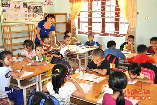 Giờ học của cô và trò Trường tiểu học Hòa Hiếu. Ảnh Hữu Nghĩa