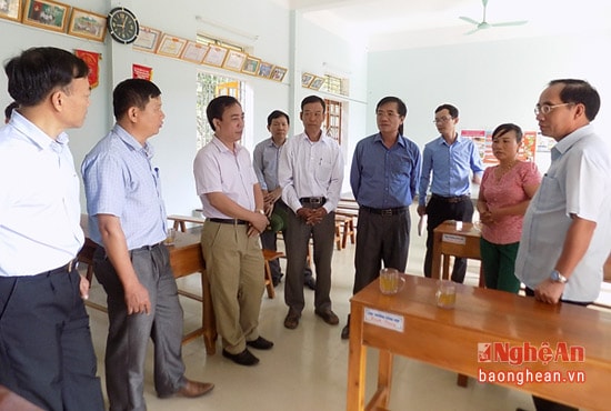 Đoàn kiểm tra giám sát tại xóm Bãi Kè xã Đồng Hợp