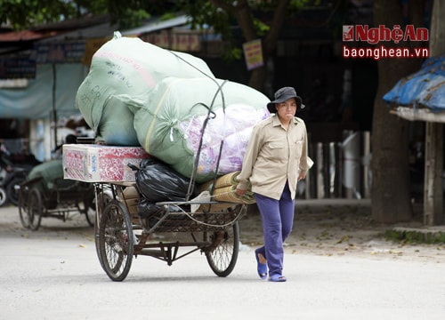 Trên địa bàn Nghệ An, không khó để bắt gặp hình ảnh những người phụ nữ làm công việc vất vả để kiếm sống. Các công việc nặng nhọc như phụ hồ, gánh gạch, khuân vác...những tưởng chỉ dành cho đấng mày râu. - Thế nhưng, đó lại là 