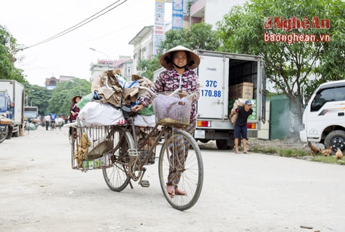 Làm cái nghề thu nhặt phế liệu, chị Nguyễn Thị Hoa (huyện Hưng Nguyên) chẳng quản nắng mưa, cực nhọc: “Những thứ người ta thừa, bỏ đi mới đến lượt mình mang về dùng. Nếu hôm nào may mắn, kiếm được nhiều sắt vụn cũng được khoảng 150.000 đồng/ngày”. Chị chỉ sợ mình ốm đau, không thể đi kiếm từng đồng tiền về lo cho con.