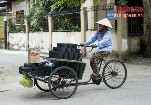 Vì cuộc sống gia đình và “cơm áo gạo tiền”, nhiều phụ nữ chân yếu tay mềm chấp nhận “bán mặt cho đất bán lưng cho trời” để làm những công việc nặng nhọc. Đối với họ, chỉ cần có sức khỏe, không đau ốm, thu nhập ổn định là đủ.