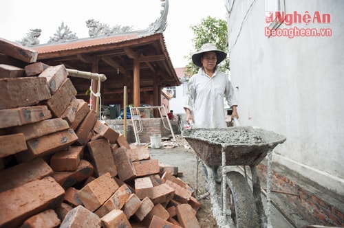 Chị Hồ Thị Hồng (huyện Nam Đàn) đã làm phụ hồ từ nhiều năm nay. Đôi tay chị chai sần bởi mỗi ngày vác đẩy hàng tấng vật liệu xây dựng.