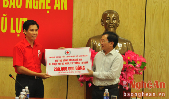 Ông Nguyễn Minh Toan, Uỷ viên TƯ Hội Chữ thập đỏ Việt Nam, thừa uỷ quyền đã trao số tiền 200 triệu đồng cho đại diện lãnh đạo tỉnh Nghệ An