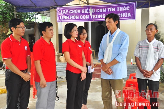 Đoàn đã về thăm hỏi, chia buồn cùng gia đình anh Hoàng Đức Hoà, có con gái là cháu Hoàng Thị Phương Anh (họ đạo Kẻ Tùng, xóm 9B), mất ngày 18/10 vừa qua