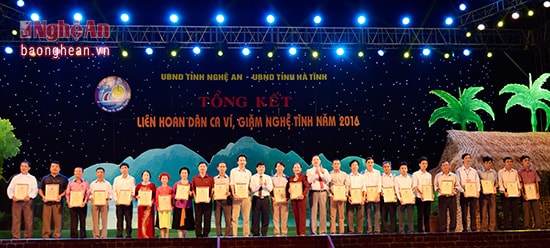 Lãnh đạo 2 tỉnh Nghệ An, Hà Tĩnh trao thưởng cho các tiết mục giành giải A.