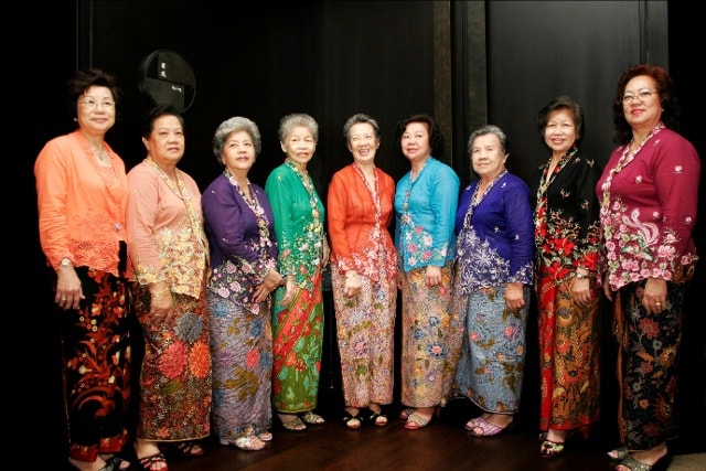Kebaya - trang phục truyền thống của phuu nữ Indonesia.