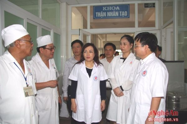 Bộ trưởng Bộ Y tế cùng đoàn công tác thăm và làm việc tại Bệnh viện.