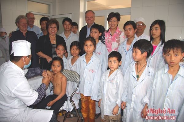 Khám sàng lọc trẻ teo cơ delta.