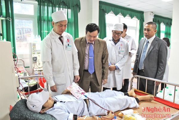 Tặng quà Tết cho bệnh nhân chạy thận nhân tạo.