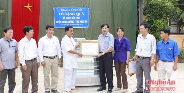 Ngành Y tế trao tặng trang thiết bị y tế cho Trạm y tế xã Yên Tĩnh (Tương Dương) đơn vị được Sở Y tế nhận giúp đỡ.
