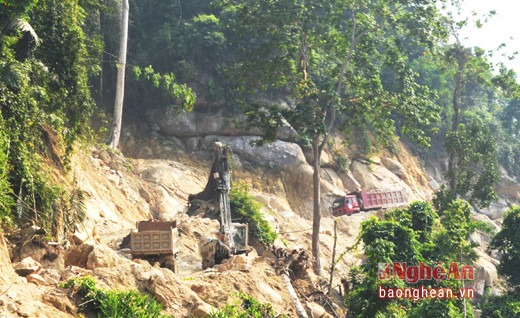 Khu vực khai thác đá xây dựng trái phép của Công ty cổ phần Thủy điện Đakrông tại xã Đồng Văn.