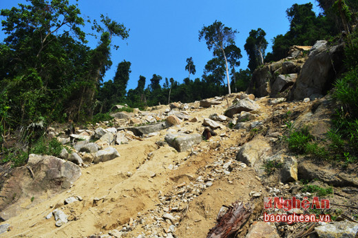 Khu vực khai thác đá xây dựng trái phép của Công ty cổ phần Thủy điện Đakrông có nguy cơ sát trượt cao.