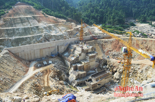 Dự án Nhà máy Thủy điện Đồng Văn đang được thi công tại địa bàn xã Đồng Văn, huyện Quế Phong.