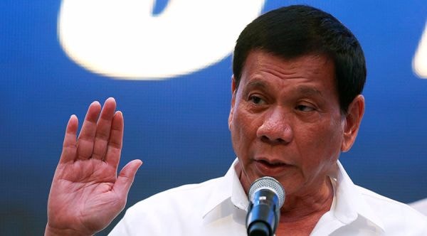 Tổng thống Philippines Rodrigo Duterte đang phải “đi trên dây” trong mối quan hệ với Trung Quốc và Mỹ. Ảnh: Reuters.