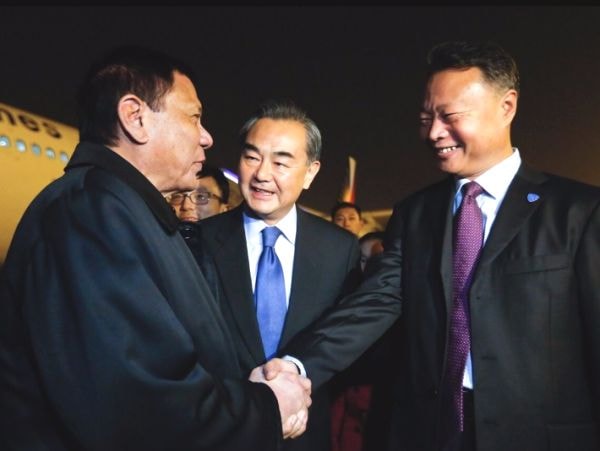 Tổng thống Philippines Rodrigo Duterte bắt tay Đại sứ Trung Quốc tại Philippines Zhao Jianhua khi ông đến Trung Quốc bắt đầu  chuyến thăm nhà nước kéo dài 4 ngày. Ở giữa là Ngoại trưởng Trung Quốc Vương Nghị. Ảnh: Philstar