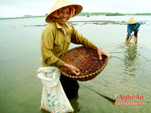 8.Và đó đây trên dòng sông Lam từ thượng nguồn cho tới cửa biển, không ít người mẹ người chị đã từng dầm mình trong nước để kiếm thêm thu nhập.