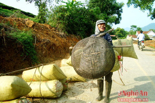 Cả cái nghề đi than vất vả, từ chân tay đến mặt mũi đều bám đầy khói bụi nhưng nụ cười vẫn luôn hé nở.